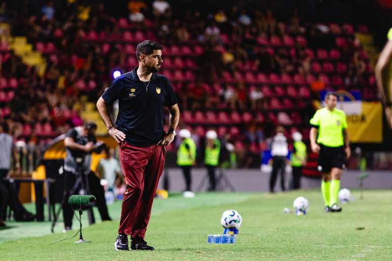 Acts: Sport suffers home in the first game in command of Antonio Oliveira. Acts: Sport suffers home in the first game in command of Antonio Oliveira.