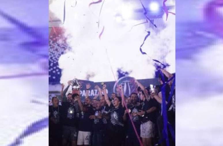 Divulgação Remo - Legenda: Jogadores do Remo levantam a taça do Paraense-2025