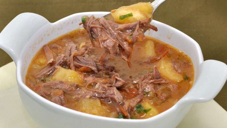 Sopa de mandioca e costela – Foto: Gisele Tesser