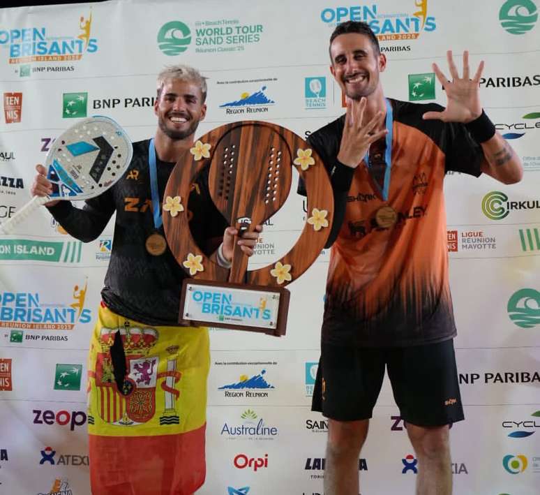 Antomi Ramos e Cappelletti com o troféu 