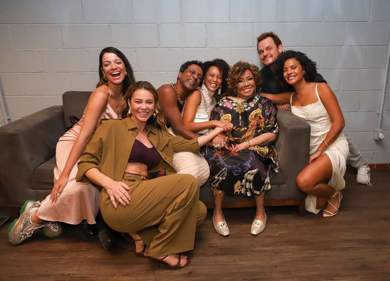 Paolla Oliveira, Taís Araújo, Bella Campos e mais atores da Globo com Alcione 