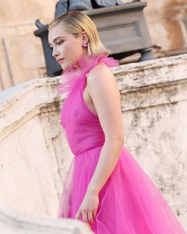 Florence Pugh causou polêmica ao aparecer com vestido transparente no Festival de Cannes 2022