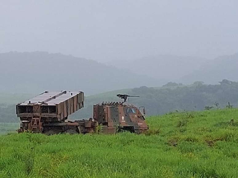 Uma bateria do sistema Astros, do Exército, prepara-se para lançar foguetes durante a Operação Perseu, em dezembro de 2024, em Resende, no Rio