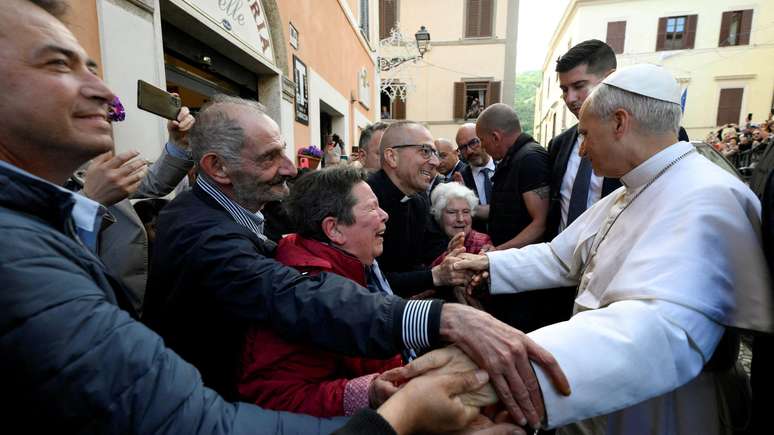 Le&atilde;o 14 cumprimentou fi&eacute;is nas ruas de Roma ap&oacute;s assumir o cargo