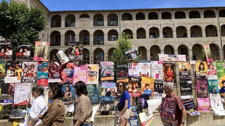 Apenas no ano passado, mais de 1.600 peças ficaram em cartaz nas mostras oficial (IN) e paralela (OFF) do Festival de Avignon, considerado o maior evento de artes cênicas do mundo. Em 2025, o teatro brasileiro é o grande homenageado no Off de Avignon, no sul da França.