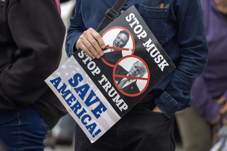 "Pare Musk, pare Trump, salve a America", diz cartaz em protesto contra o bilionário 