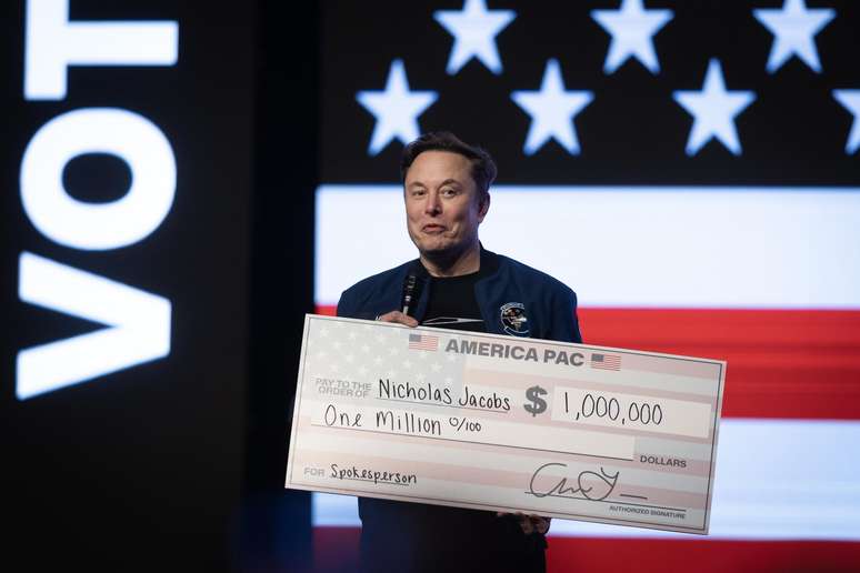 Elon Musk dá dinheiro a apoiadores durante evento 