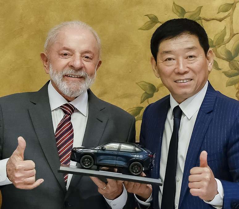 Lula recebeu uma miniatura do Chairman da GWM, Jack Wey