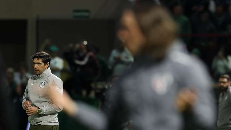 Abel Ferreira ao fundo de imagem dividida com treinador do São Paulo