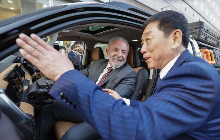 Jack Wey e Lula durante o encontro na China: R$ 10 bilhões de investimentos no Brasil