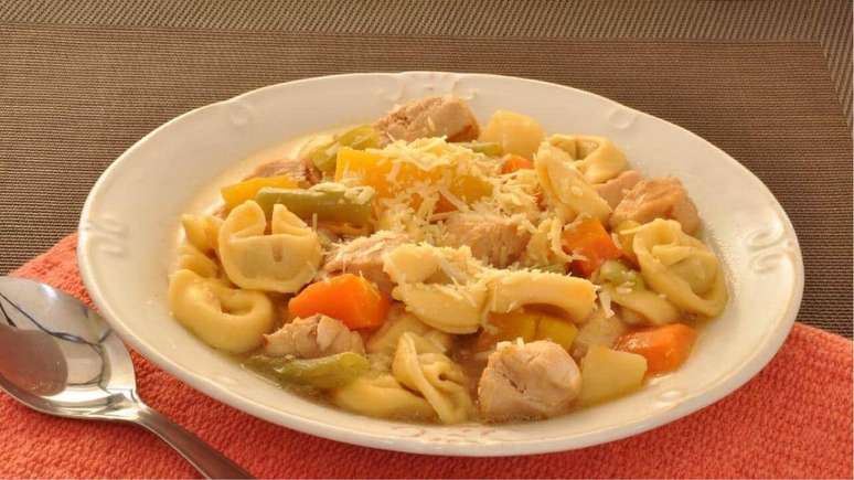 Sopa de legumes com capeleti – Foto: Gisele Tesser