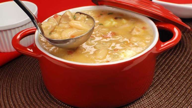 Sopa de feijão branco com pernil – Foto: Rodrigo Moreira – JOBZ Fotografia
