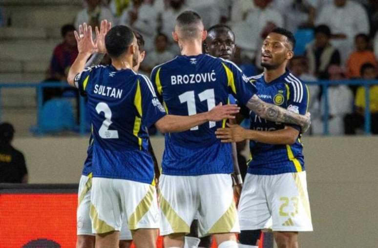 Yahya celebra o primeiro dos nove gols do Al-Nassr em cima do Al Akhdoud.