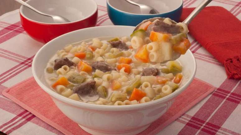 Sopa de macarrão com batata batida – Foto: André Fortes