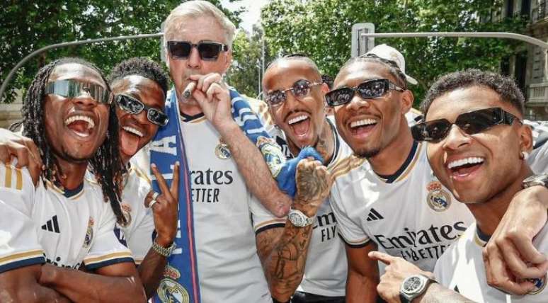 Camiving, Vinicius Junior, Ancelotti, Militão, Alaba and Rodrygo in a photo with cigar