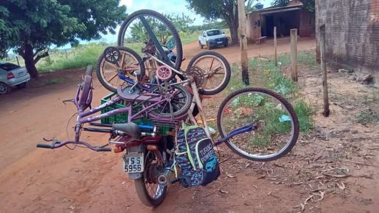 Não há obstáculo para Valdemir buscar sucatas de bicicleta. Ele vai atrás a pé, com carroça, motocicleta.