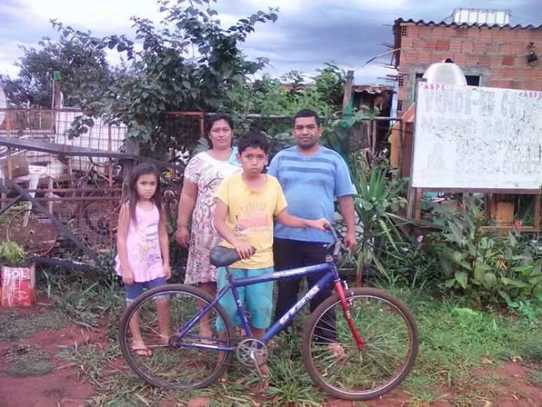 O celular de Valdemir Dias Martins está cheio de fotos como esta, monstrando a felicidade de quem ganha uma bicicleta.