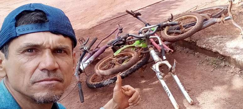 Ambientalista nato, nascido na zona rural, Valdemir Dias Martins, de Campo Grande (MS), reforma e doa bicicletas.