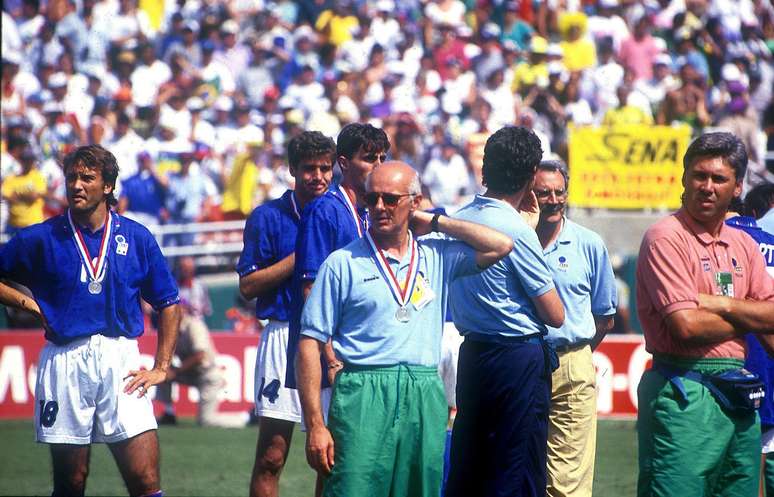 Pierluigi Casiraghi, entrenador de Arrigo Sacchi, y Carlo Ancelotti, de Italia, expresan frustración después del partido final de la Copa Mundial de la FIFA entre Brasil e Italia en Rose Bowl el 17 de julio de 1994 en Pasadena, Merika.
