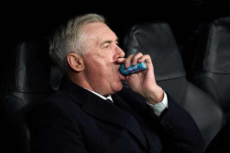 El entrenador del Real Madrid, Carlo Ancelotti, comienza el chicle antes de la UEFA 2023/24 Liga de Campeones de la Liga de Campeones entre el Real Madrid CF y el RB Leipzig en el Estadio Santiago Bernabéu el 6 de marzo de 2024 en Madrid, España.