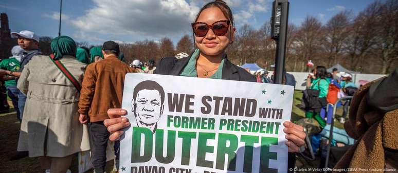 Uma apoiadora de Duterte durante um protesto contra o TPI