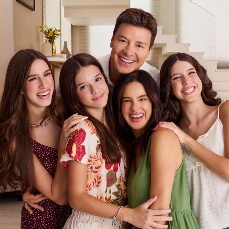 Vera Viel com Rodrigo Faro e as filhas