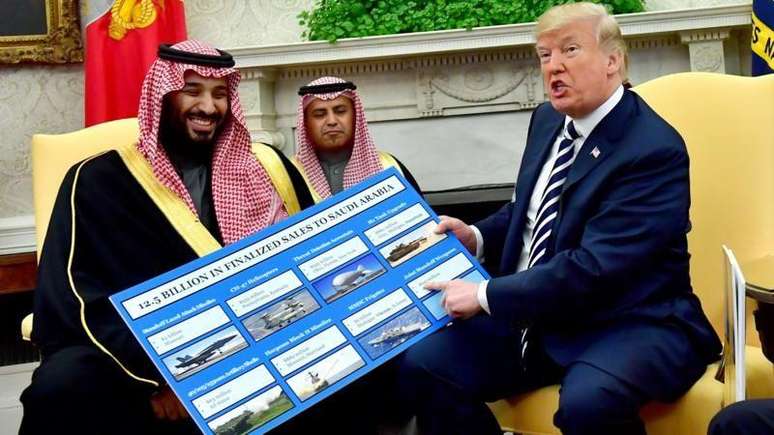Os Estados Unidos assinaram com a Ar&aacute;bia Saudita acordos avaliados em centenas de bilh&otilde;es de d&oacute;lares, durante o primeiro mandato de Donald Trump.
