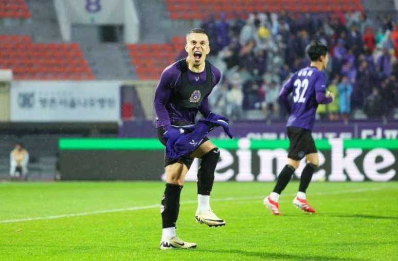 Fotos: Divulgação / FC Anyang - Legenda: Matheus Oliveira soma dez gols e 11 assistências pelo Anyang