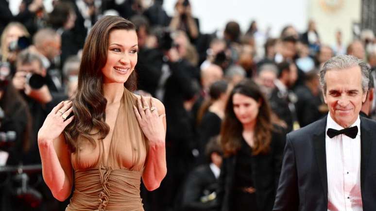 A modelo americana Bella Hadid chega para a exibição do filme “O Aprendiz" na 77ª edição do Festival de Cinema de Cannes, no sul da França, em 20 de maio de 2024.