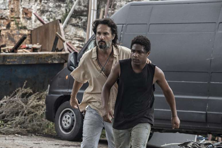 &ldquo;7 Prisioneiros&rdquo; segue Mateus, que fica preso na escravid&atilde;o moderna ao aceitar um trabalho em um ferro-velho em S&atilde;o Paulo 