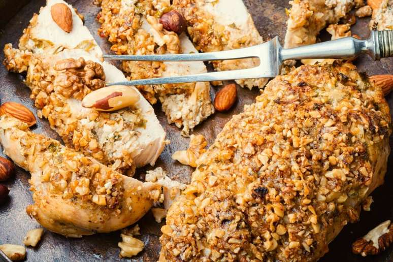 Filé de frango com crosta crocante de nozes e castanhas