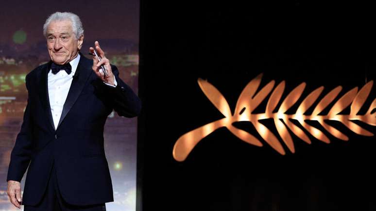 O ator norte-americano Robert De Niro chega para receber a Palma de Ouro Honorária durante a Cerimônia de Abertura da 78ª edição do Festival de Cannes, no sul da França, em 13 de maio de 2025.