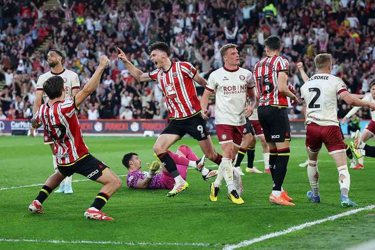 Kieffer Moore F (Center) corre para celebrar su objetivo, el oponente de Sheffield United en Bristol. Time encontrará un lugar de la Premier League.