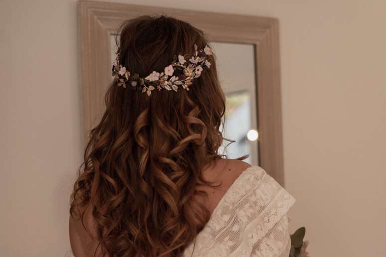 The semi -presenting hairstyle is a versatile choice The semi -presenting hairstyle is a versatile choice