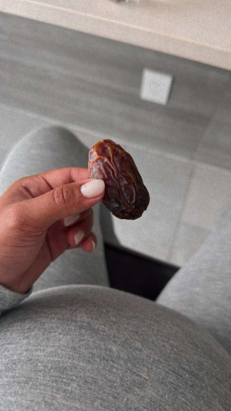 Brunna Gonçalves comendo tâmara para induzir o parto normal
