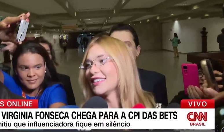 CPI das Bets: de óculos e foto da filha na roupa, Virginia chega sorridente e reação agita web. 'Quer holofotes'.