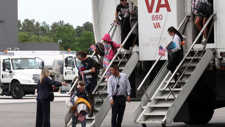 Primeiro grupo de refugiados sul-africanos brancos desembarca no Aeroporto Internacional de Dulles, na Virgínia