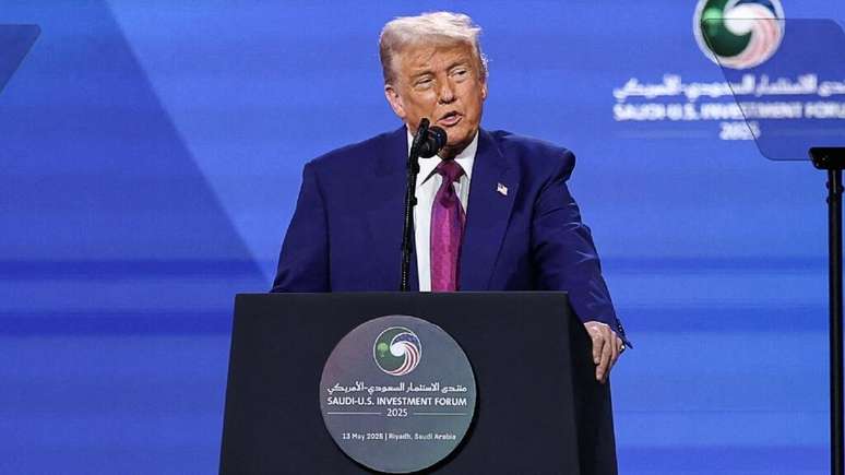 O presidente americano Donald Trump, em Riad na Arábia Saudita, de onde anunciou o fim das sanções americanas contra a Síria, em 13 de maio de 2025.