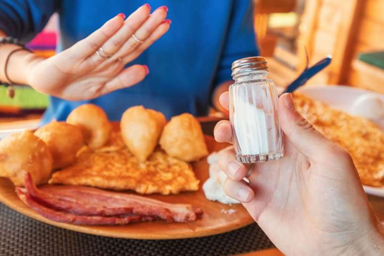 Reduzir o sal aos poucos ajuda na adapta&ccedil;&atilde;o do paladar 