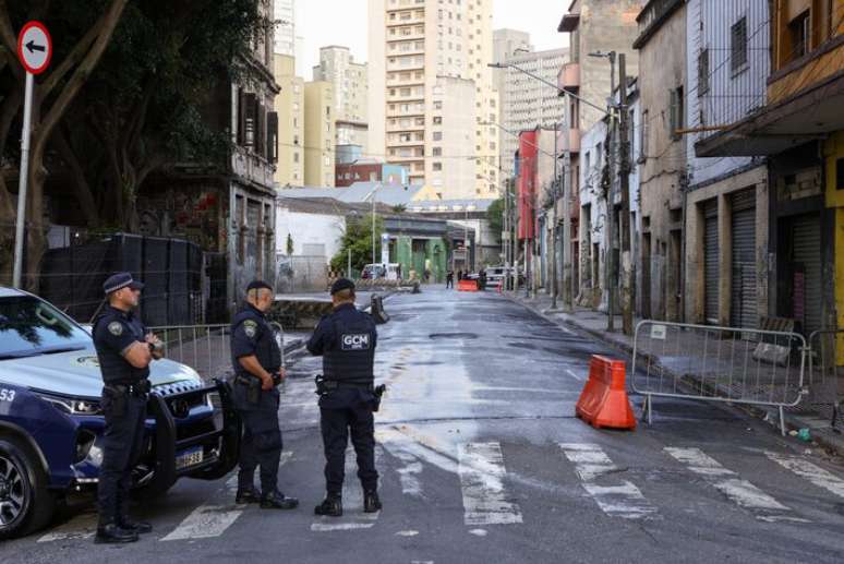 Havia apenas duas viaturas da Guarda Civil Metropolitana, uma em cada extremidade do quarteirão onde ficavam os dependentes químicos.