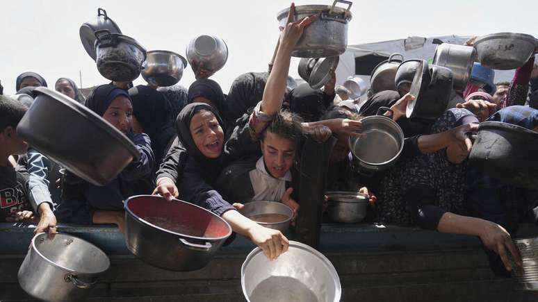 Quase toda a população da Faixa de Gaza teve de se deslocar dentro do próprio território para fugir dos bombardeios isralenses, afirma relatório.