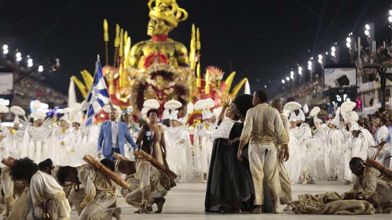 Cenas do desfile de carnaval em homenagem a Esperança Garcia