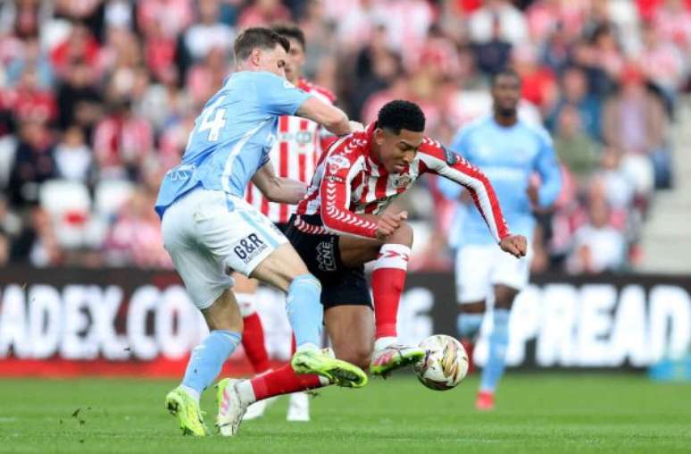 Mason-Clark finaliza e faz o gol do Coventry. Mas seu time acaba eliminado. 
