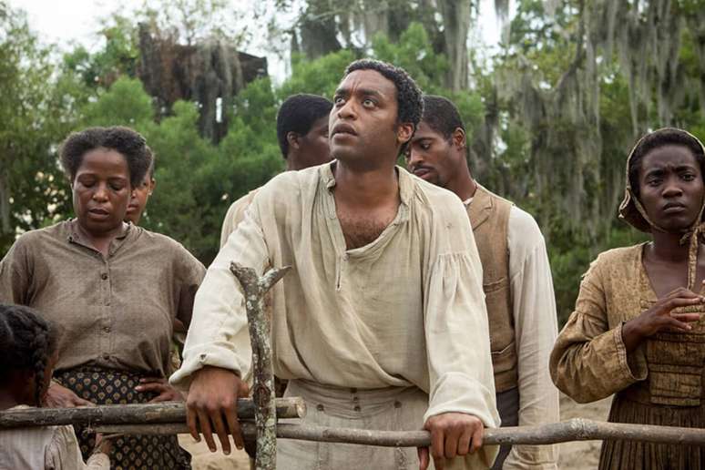 &ldquo;12 anos de escravid&atilde;o&rdquo; mostra a hist&oacute;ria do violinista Solomon, que &eacute; sequestrado e vendido como escravizado 