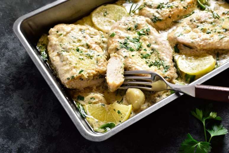 Filé de frango ao molho cremoso de limão e alho 