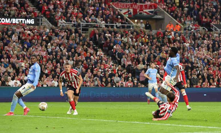 Mason-Clark finaliza e faz o gol do Coventry. Mas seu time acaba eliminado. 