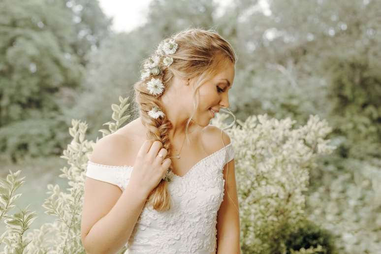 The stripped braid brings a light and romantic appearance The stripped braid brings a light and romantic appearance