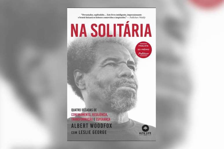 &ldquo;Na solit&aacute;ria&rdquo; traz a hist&oacute;ria de Albert e outro membro dos Panteras Negras, que foram acusados e condenados por um crime sem provas contra eles 