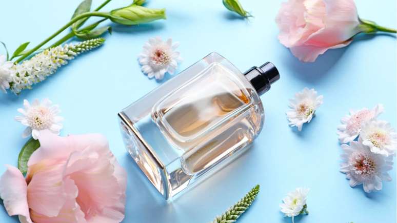 Saiba como preparar uma simpatia simples e poderosa com perfume para atrair carisma, charme e boas vibrações no dia a dia.