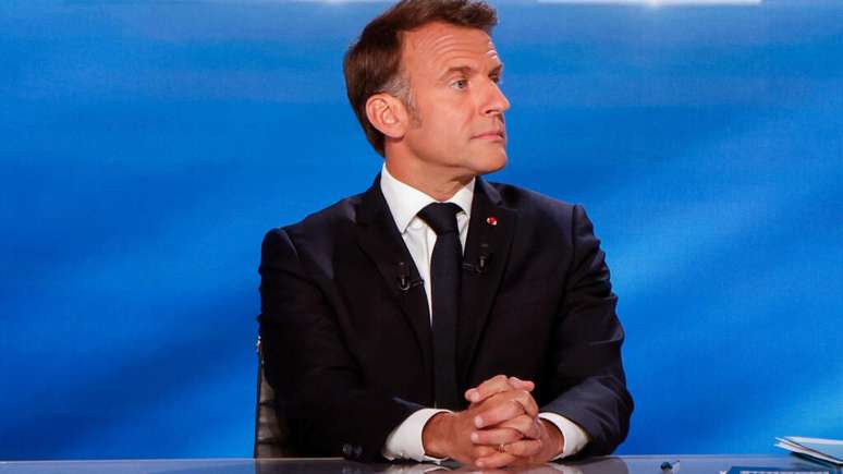 O presidente francês Emmanuel Macron observa o set durante sua participação especial em um programa especial do canal francês TF1 em Paris, em 13 de maio de 2025.